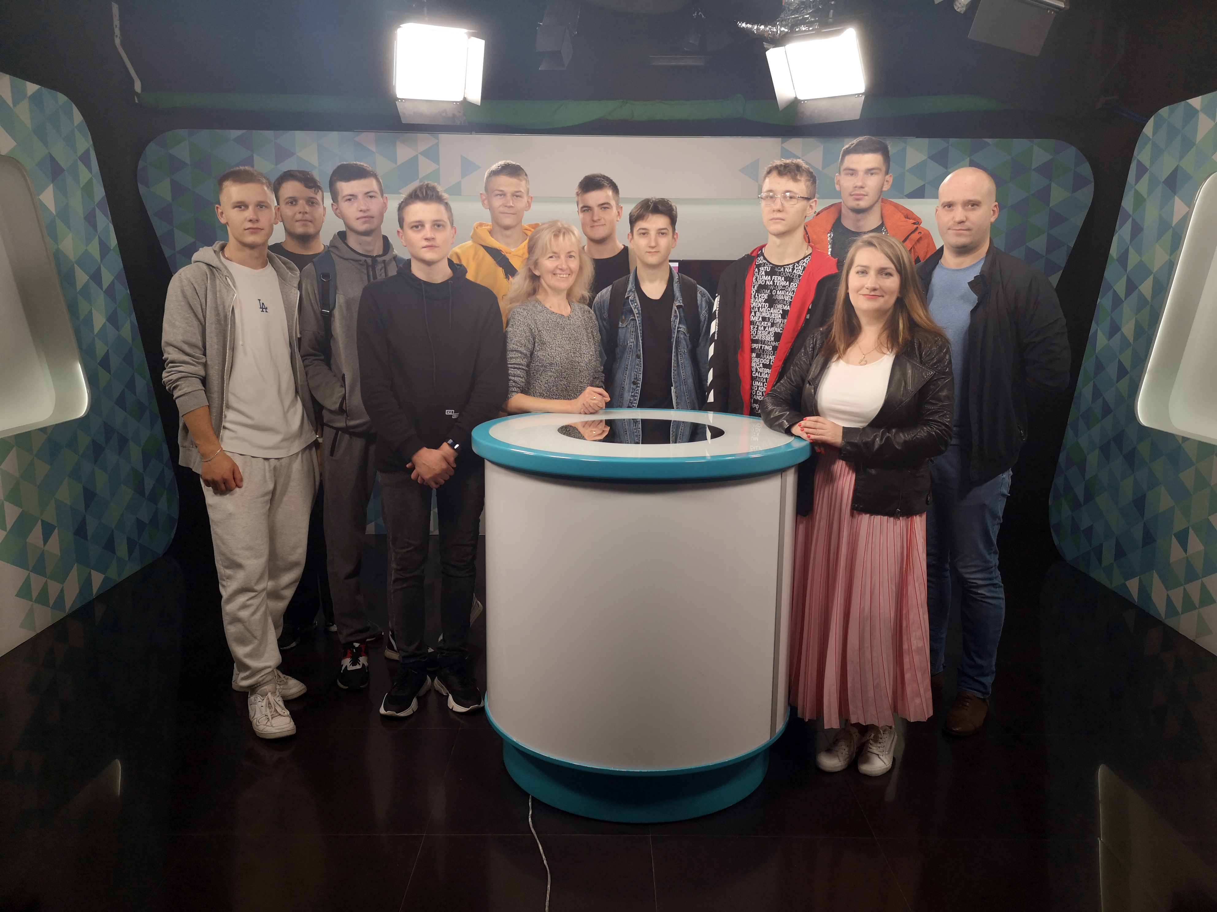 У студії телеканалу, в якій знімають випуски новин, інформаційні програми та ток-шоу